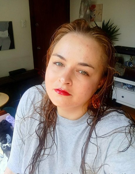 chloe loves attention hot star image