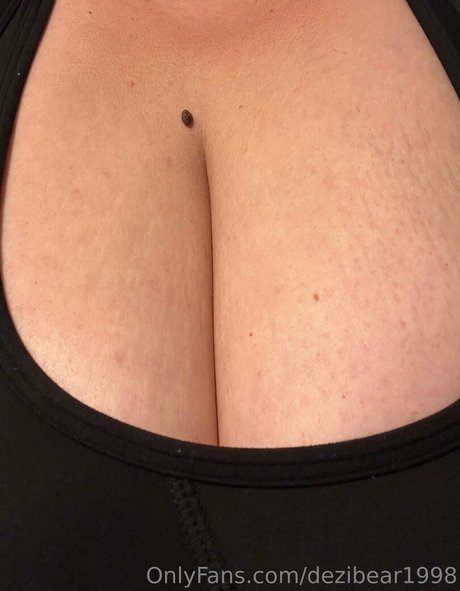 dezibear1998 porn model images