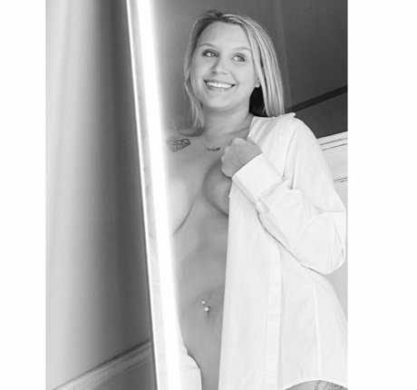 hotblondie95 xxx star picture