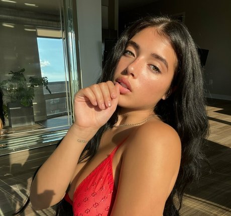 Daraanjelika star adult image