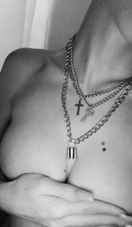 FrontDeskLady beautiful model image