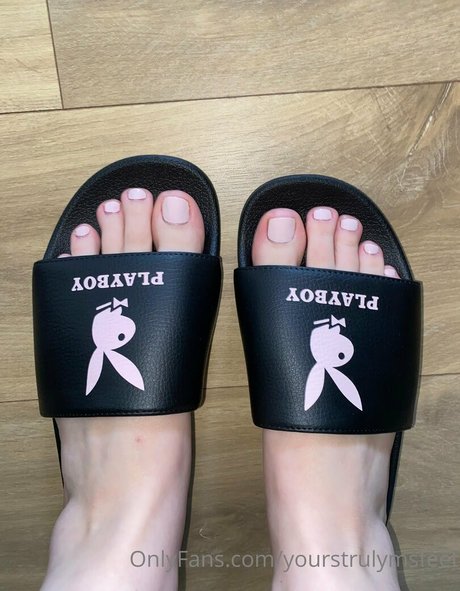 yourstrulymsfeet free model pics