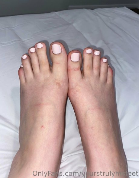yourstrulymsfeet model adult pictures