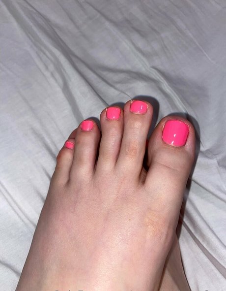 yourstrulymsfeet star nude picture