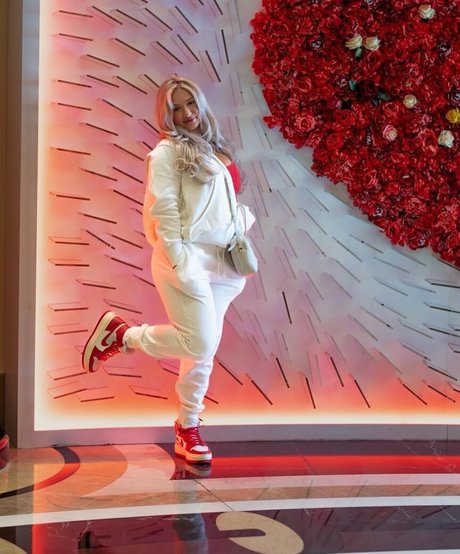 Miranda Cohen art model photos