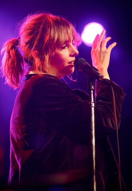 Maya Hawke star naked pics