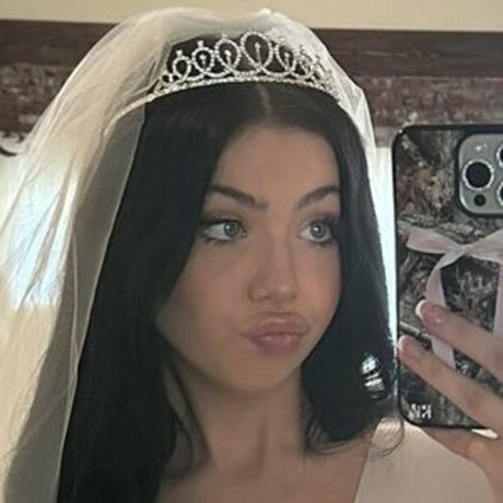 imhollyday art model picture