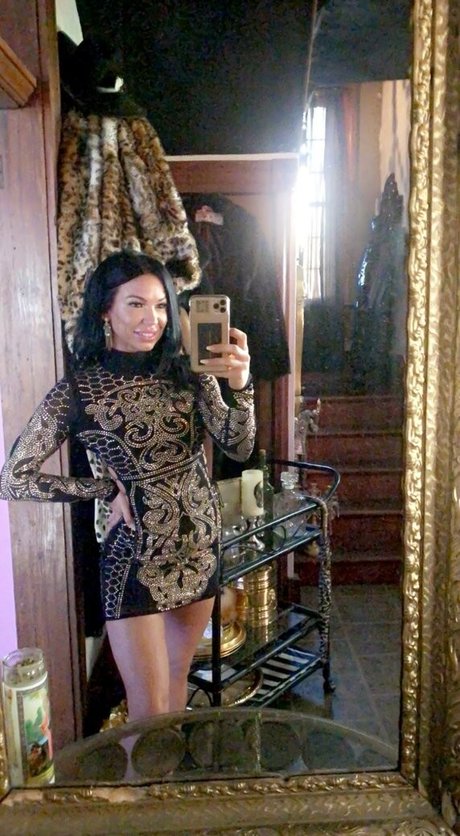 queenofthedollhouse model pretty pic