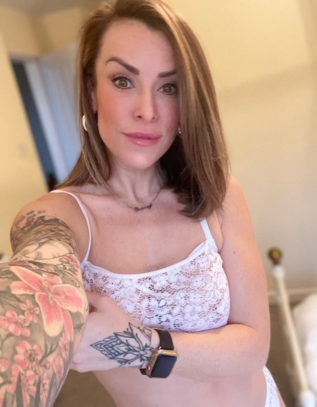 Lainey Griffin naked model images