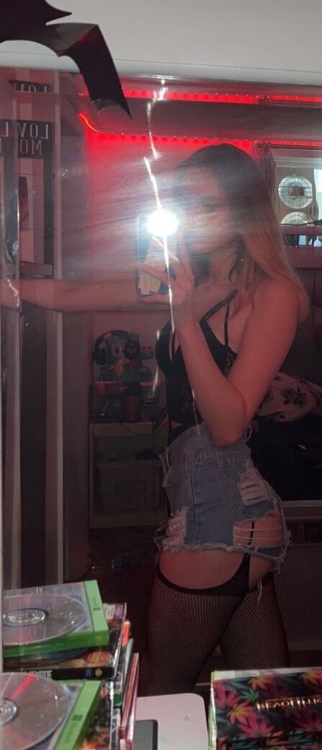 Misslushrose model nude photos