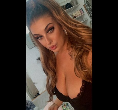 Char MacXOX star sexy photo