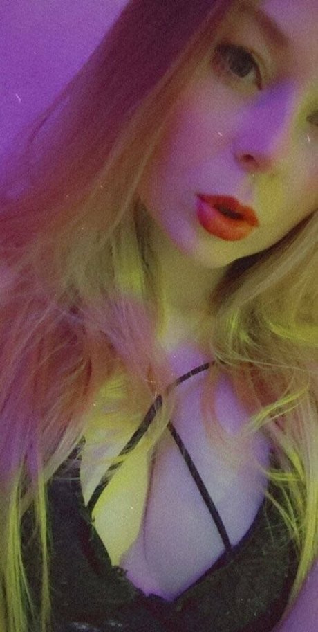 a tendergirl vialeti art model img