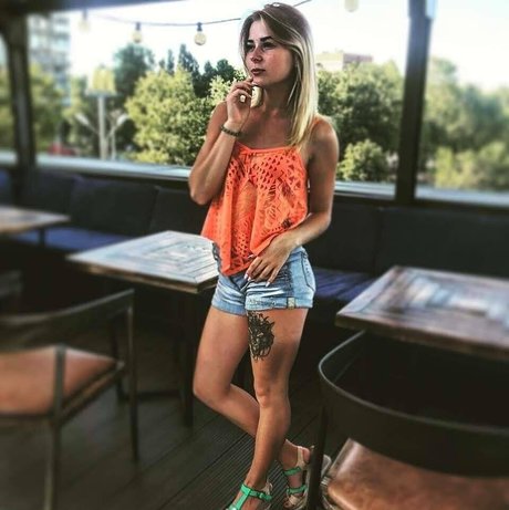 a tendergirl vialeti model top photos