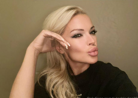 Julesblodna39 model pic