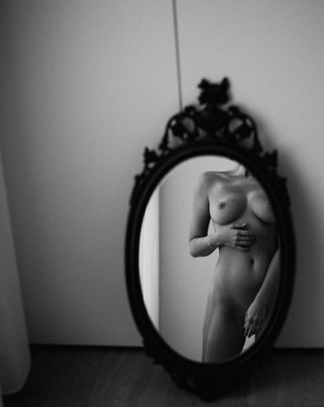 Worldwithinher adult model pics