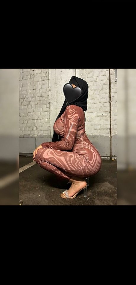 WolfieAisha model photo