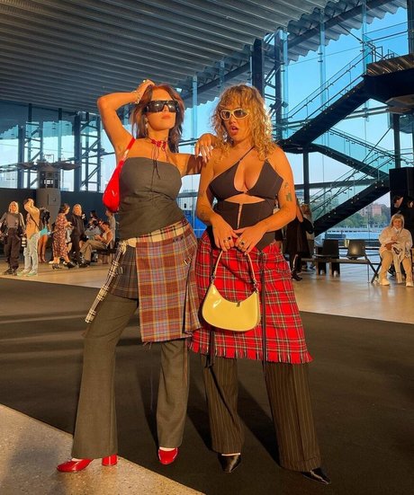 Zigs Mom model erotic archive