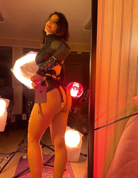 Irma La Dulce ASMR model img