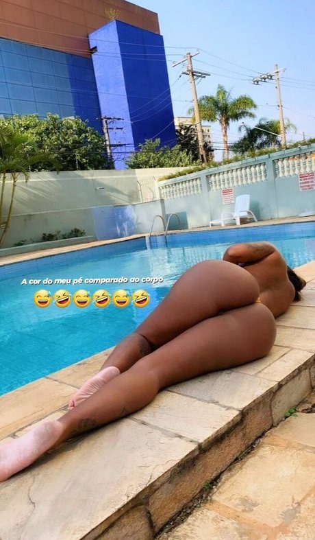 Caiala Tavares naked model pic