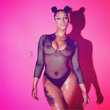 Mizz Twerksum model hot image