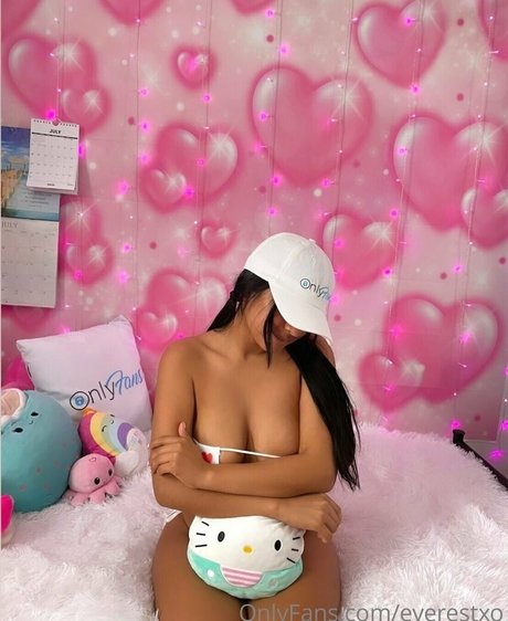 everestxo naked actress pic