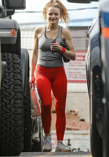 Joey King sexy model img