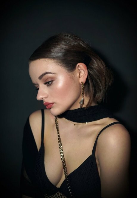 Joey King nude model photo