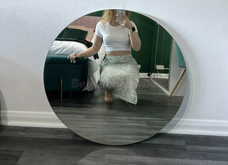 BeeTheHotwife adult star photo