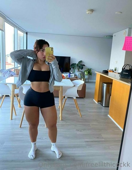 freelilthiccckk hot model photo
