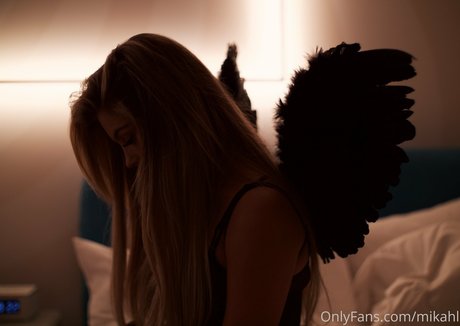 mikahl top model photo