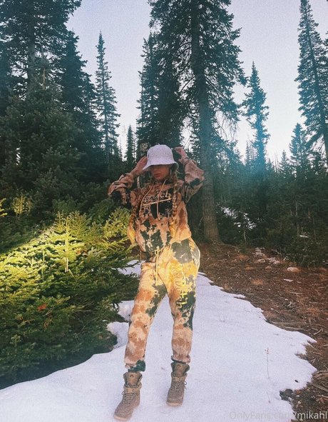 mikahl model best pic