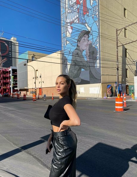 mikahl model erotic photos