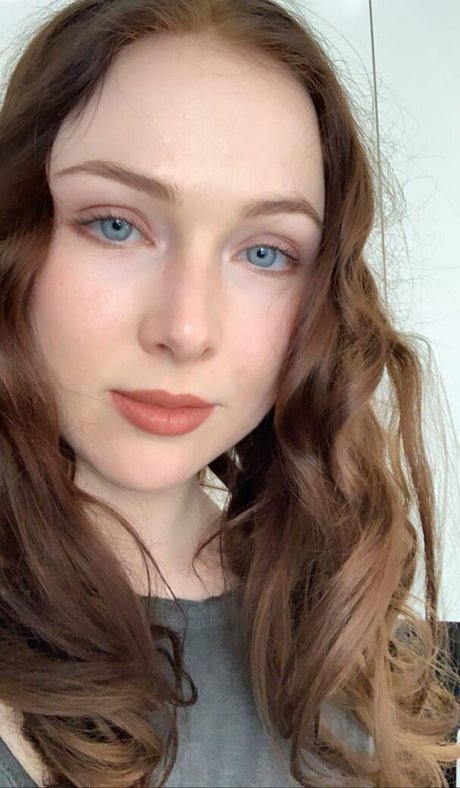 Molly Quinn model best archive