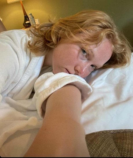 Molly Quinn sex star pic