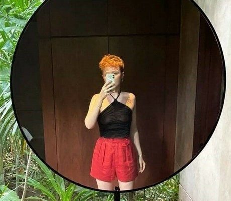 Molly Quinn model nudes images