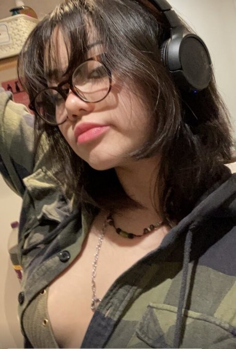 Jazzy Rosie model naked pic