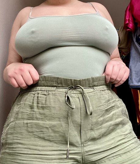 Snacky Thikums star naked pic