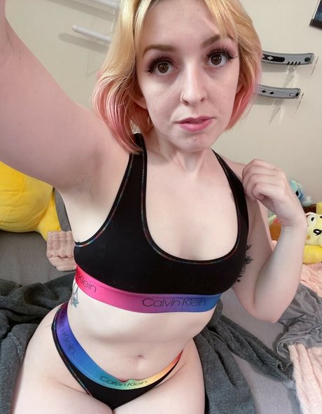 Ashleigh Tano pretty star img