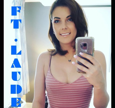 Cute S Belle naked pornstar pic