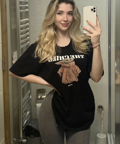 Snowmaiid erotic actress pictures