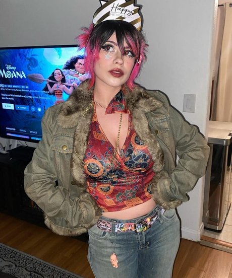 Tamakid sexy star photo