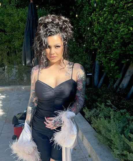 Baileysarian pornographic model photo