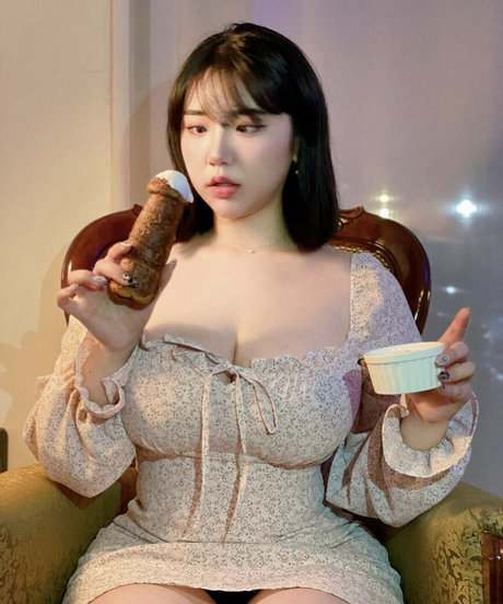 e chi h adult model pic