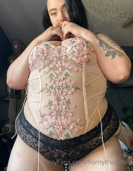 hornythickitten model nude pics