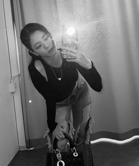 Jisoo model top photos