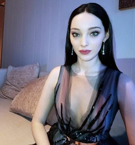 Emma Dumont sex star photo