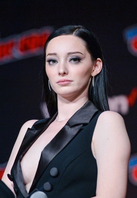 Emma Dumont art actress image