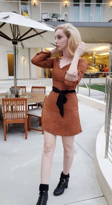 Emma Dumont pretty model image