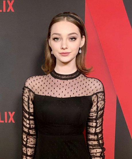 Emma Dumont hd star img