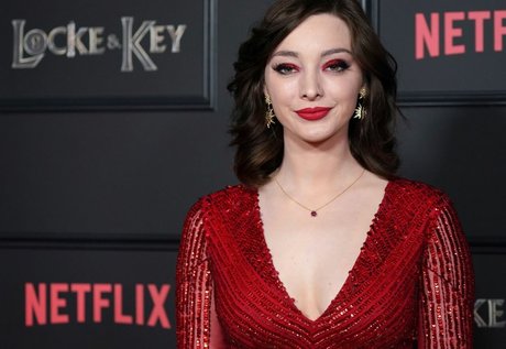 Emma Dumont porn actress photo